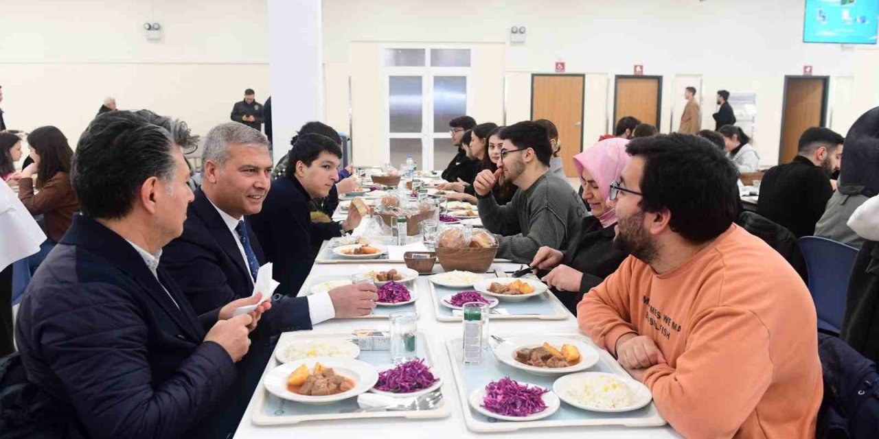 Yıllar Önce Öğrenci Olarak Geldiği Yemekhaneye Şimdi Rektör Olarak Geldi