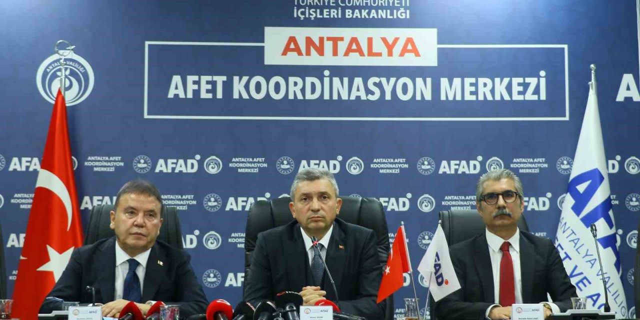 Vali Hulusi Şahin: "taşımalı Eğitime Yarın Tüm Antalya Genelinde Bir Gün Ara Veriyoruz"