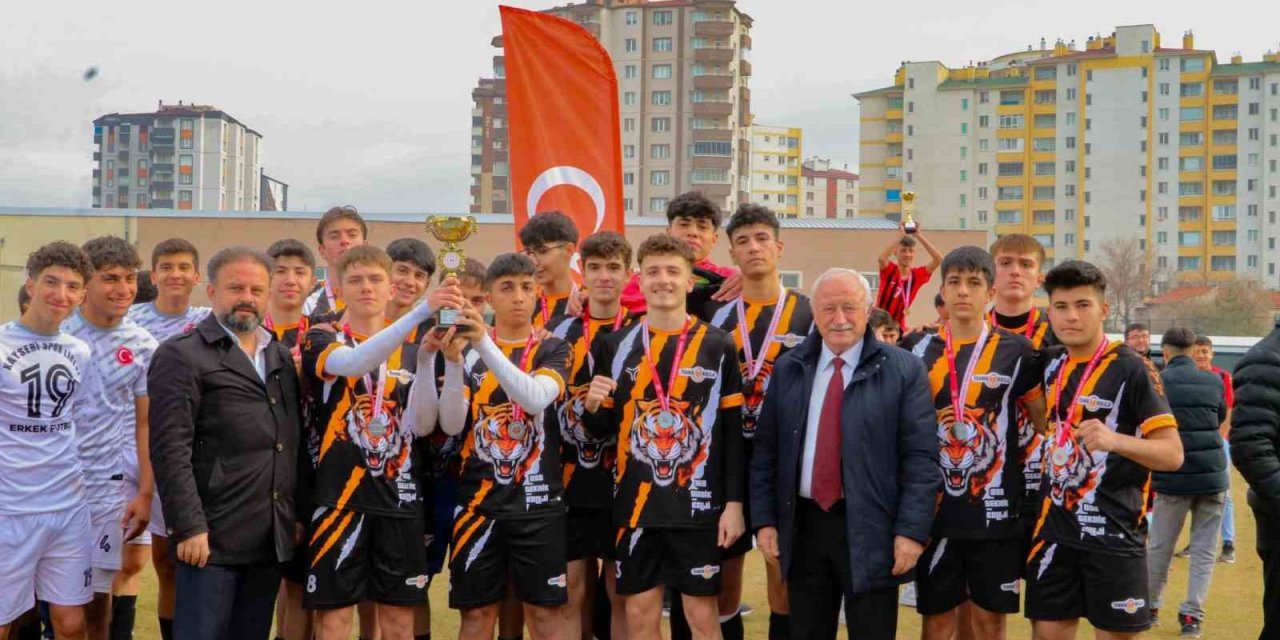 Okul Sporları Futbol Genç A Erkekler’de Kupalar Sahibini Buldu