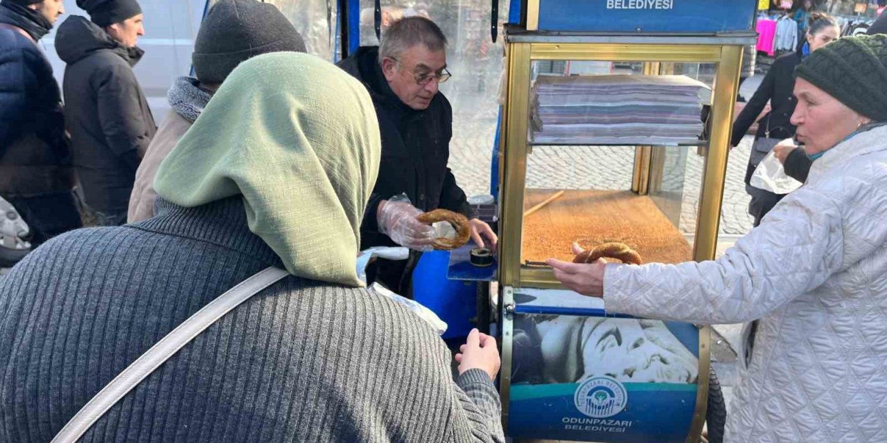 Hayırsever Vatandaş 500 Simidi Bedava Dağıttırdı