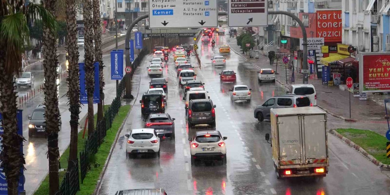 Turuncu Kodla Uyarılan Antalya Güne Yağışla Başladı