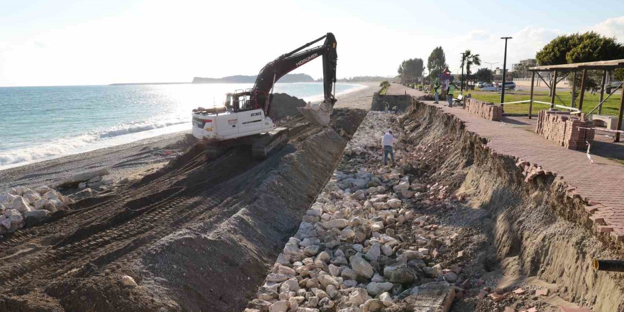Demre Kömürlük Sahili’ne 450 Metre Uzunluğunda Duvar