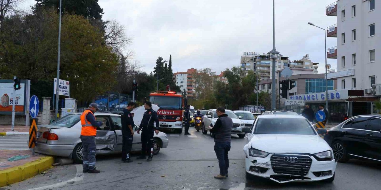 ’dönülmez’ Tabelasını Dikkate Almadı, Kaza Yaptı: 1 Yaralı