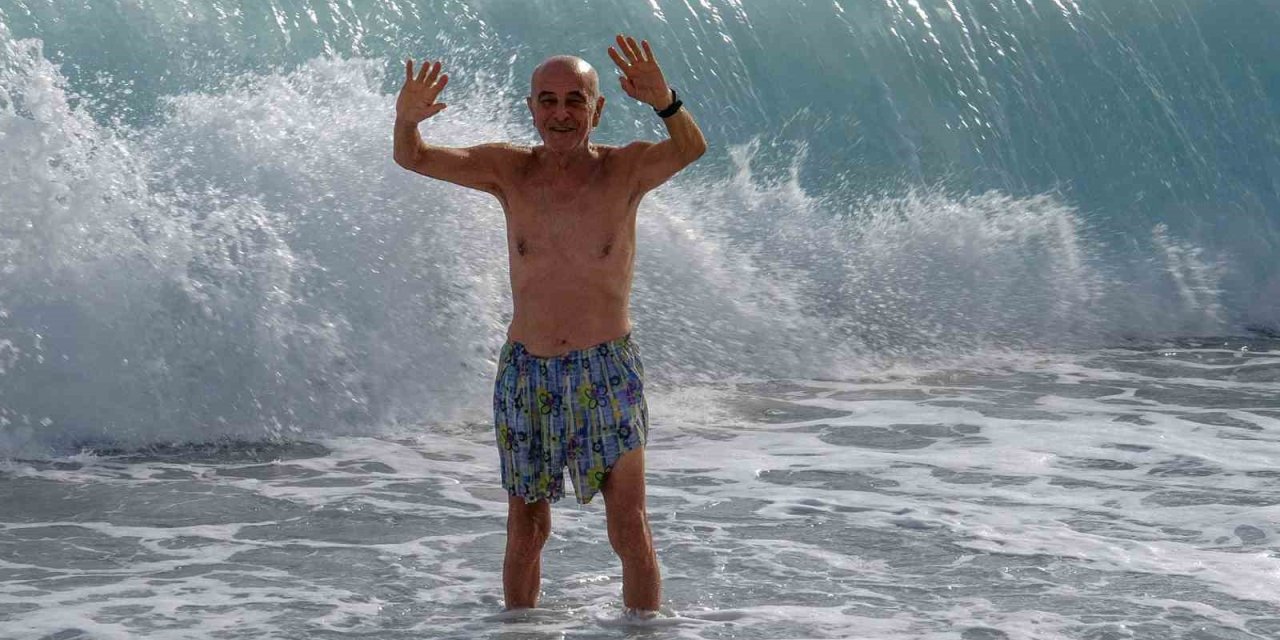 Antalya’da ‘turuncu Kod’ Uyarısına Rağmen Güneşli Hava Ve Denizin Keyfini Çıkardılar