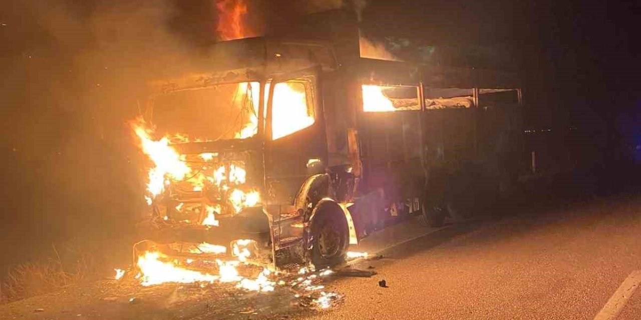 Seyir Halindeki Kamyon Alev Alev Yandı