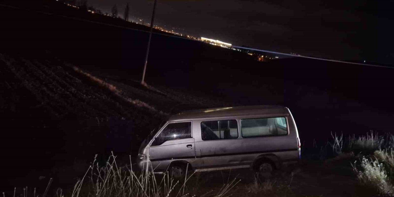 Yoldan Çıkan Minibüsteki 3 Kişi Yaralandı