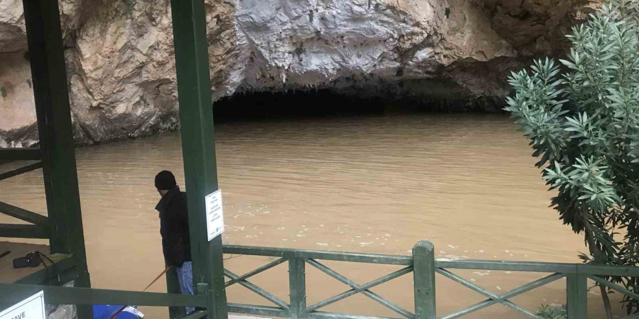 Dünyaca Ünlü Altınbeşik Mağarası Taştı, Kuruyan Üzümdere Irmağı Suya Kavuştu