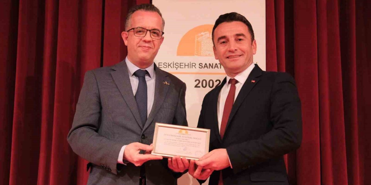 Eskişehir Sanat Derneği’nden Başkan Dökmeci’ye Ödül