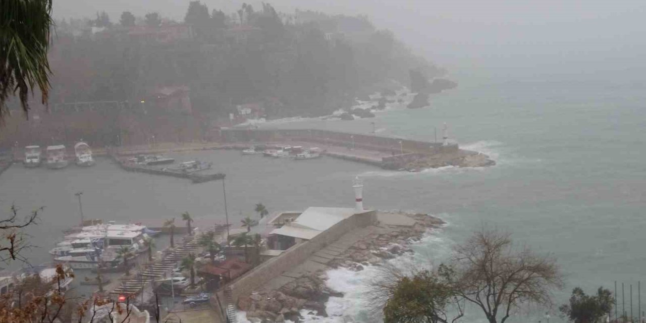 Antalya’da Yağmur Trafiği Aksattı, Konyaaltı Sahili Sisle Kaplandı