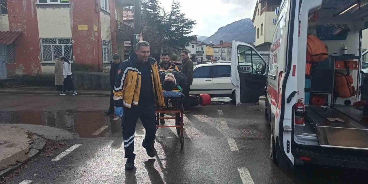 Konya’da Elektrikli Bisiklet İle Otomobil Çarpıştı: 1 Yaralı