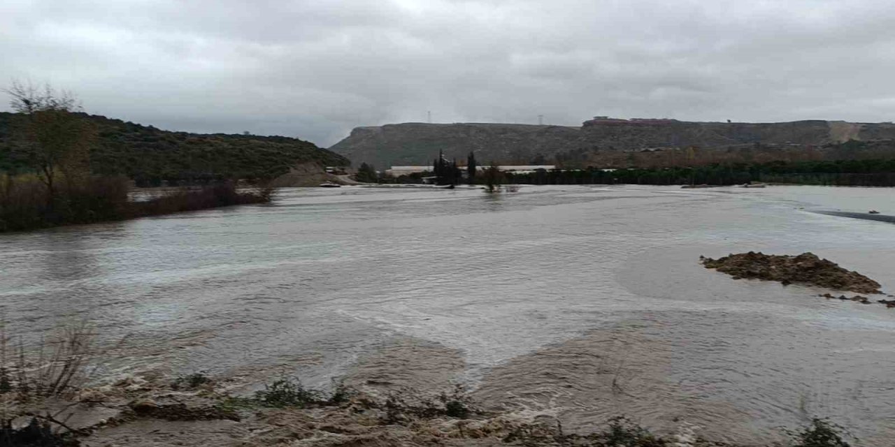 Manavgat’ta Dağlardan Gelen Sel Suları Ulaşımı Olumsuz Etkiliyor