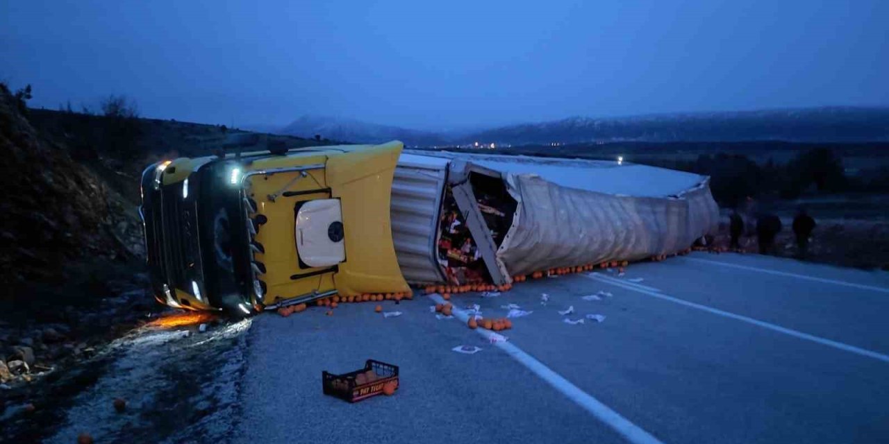 Konya’da Devrilen Tır, Kara Yolunu Ulaşıma Kapattı: 1 Yaralı