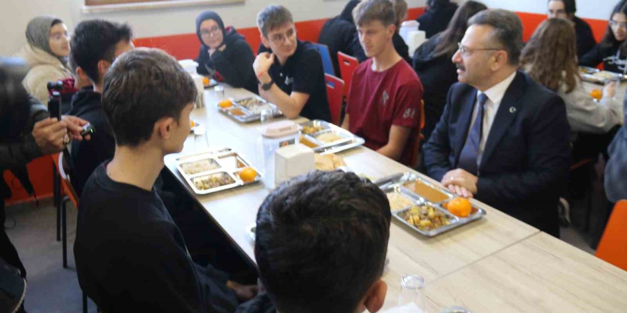 Vali Aksoy, Öğrencilerle Ve Öğretmenlerle Bir Araya Geldi