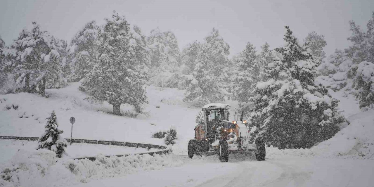 Antalya’nın Yüksek Kesimlerinde Yoğun Kar Yağışı Etkili Oluyor