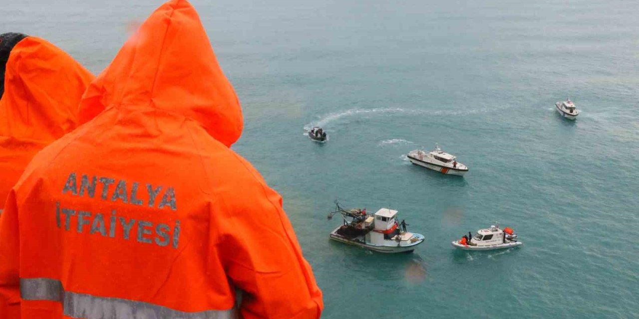 Falezden Düşen Otomobili Bulmak İçin Her Yol Deneniyor