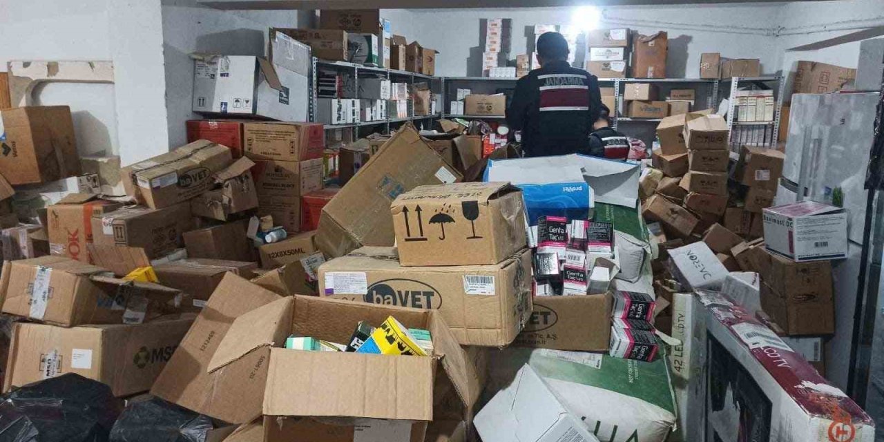 Antalya’da 4 Ton Kaçak Ve Tarihi Geçmiş İlaç Ele Geçirildi