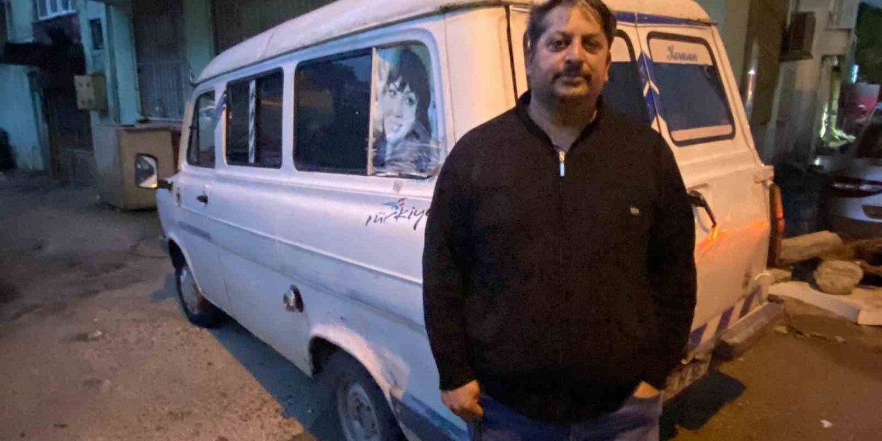 Nostaljik Minibüsünden Teybi Çalınan Adamdan Hırsıza ’şiki Şiki Baba’ Tepkisi