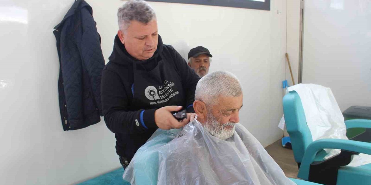 Antalya’da Bir Yılda 7 Bin 958 Vatandaş Mobil Kuaförden Hizmet Aldı