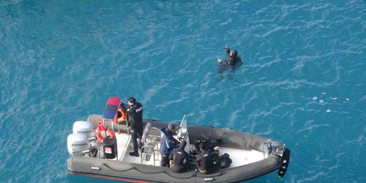 Falezlerden Denize Uçan Araca Ulaşıldı, Kayıp Sürücü Aranıyor