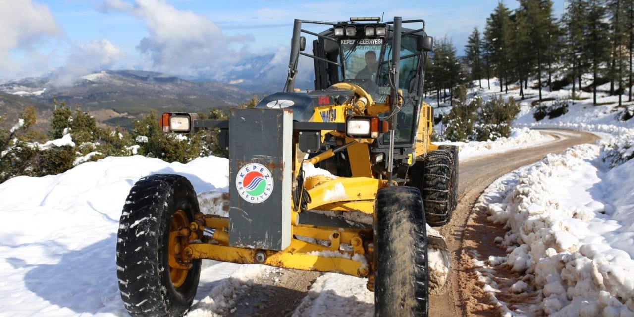 Antalya’da Karla Mücadele Çalışmaları: Ekipler Aralıksız Çalışıyor