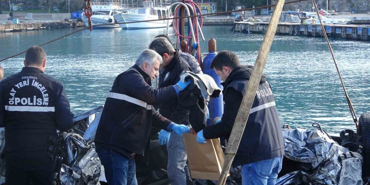 Araçtan Çıkan Ve Kayıp Gence Ait Olduğu Değerlendirilen Kıyafet Delil Torbasına Konuldu