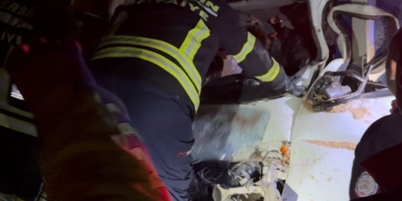 İtfaiye Ekipleri Zamanla Yarıştı, Sıkışan Sürücü Böyle Kurtarıldı