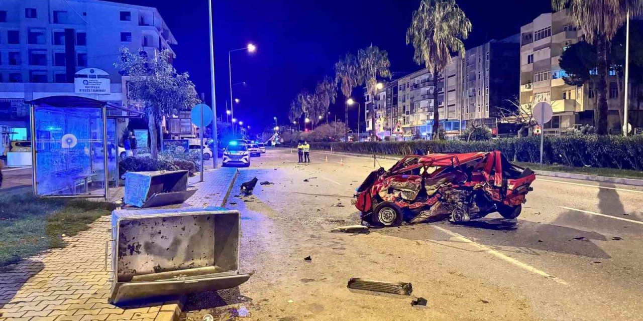 Antalya’da Feci Kaza: Hurdaya Dönen Araçtan Fırlayan Sürücü Hayatını Kaybetti