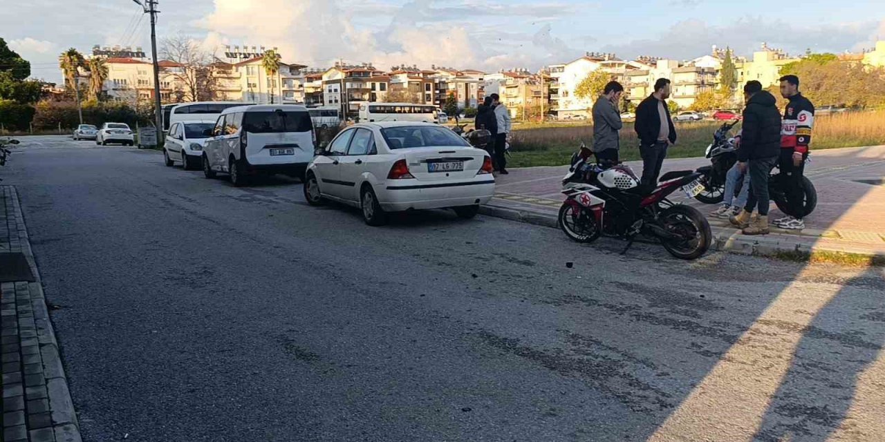 Hafif Ticari Araçla Çarpışan Motosikletin Sürücüsü Yaralandı