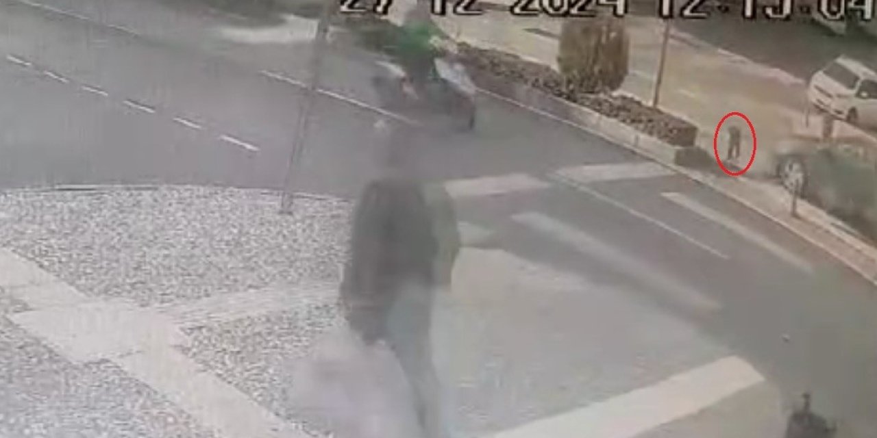 Yaya Geçidinden Geçen Köpeğe Otomobil Çarptı