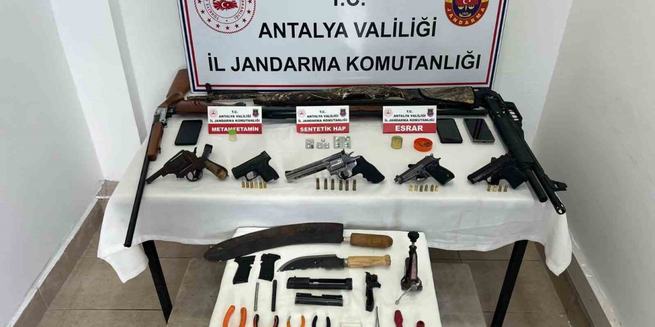 Antalya’da Jandarmadan Ruhsatsız Tabanca Ve Uyuşturucu Operasyonu