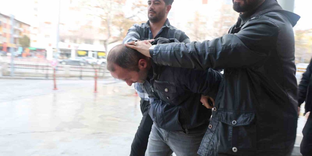 Öğretmenin Durakta Unuttuğu Çantasındaki Öğrencilerin Kitap Parasını Çaldı, O Anlar Kameraya Yansıdı