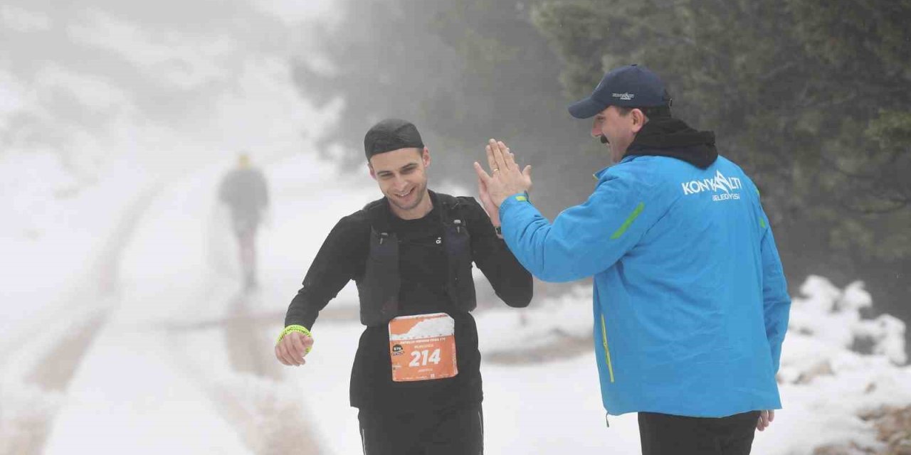Konyaaltı’nı Maviden Beyaza Koşarak Keşfettiler