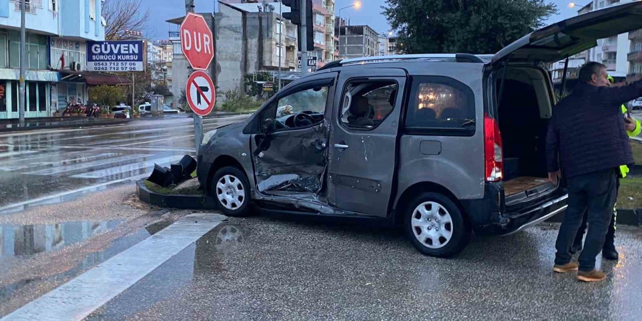 Ticari Araç İle Minibüs Kavşakta Çarpıştı