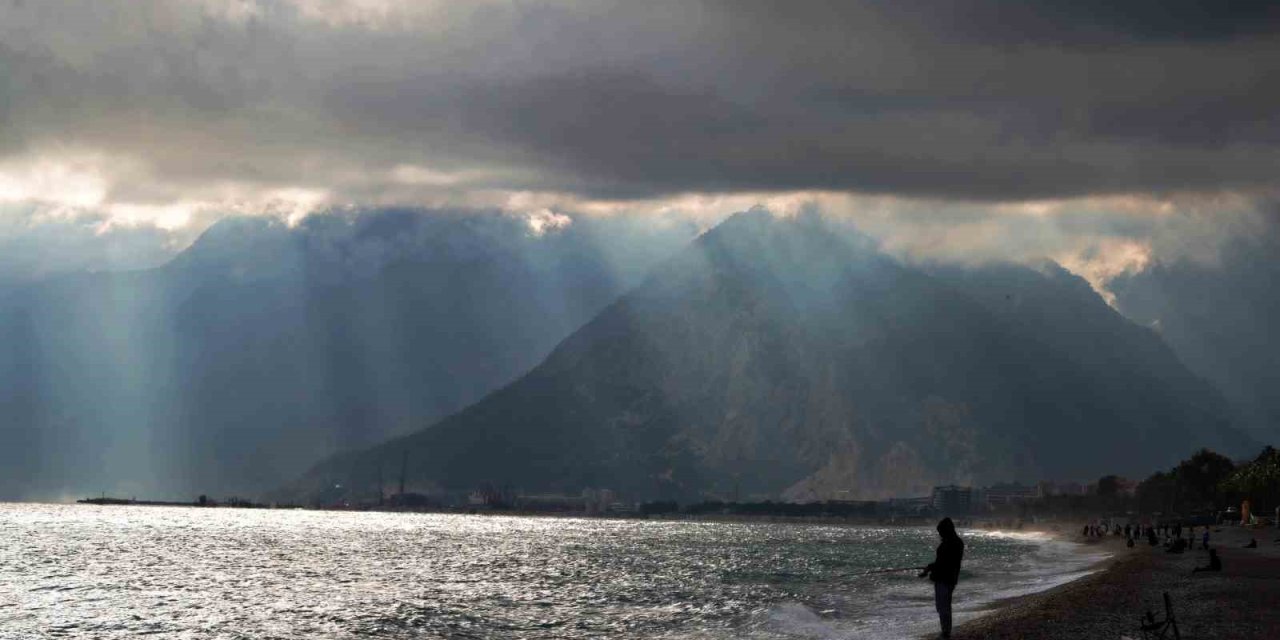 Yağmur Bulutlarının Arasındaki Işık Hüzmesi Hayran Bıraktı