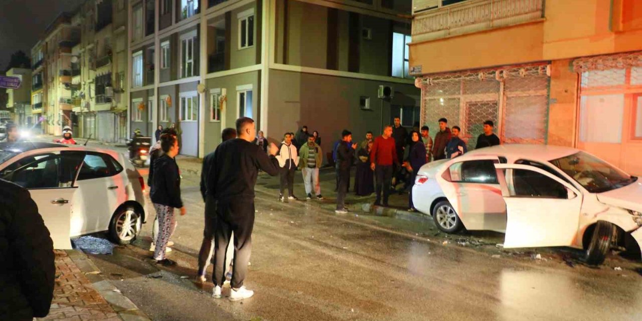 Antalya’da İki Otomobil Sokak Keşiminde Çarpıştı: 2 Yaralı