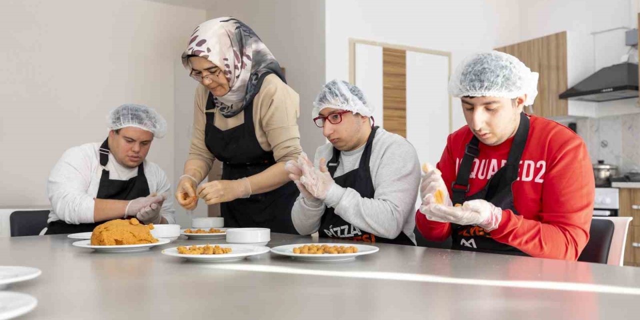 Özel Bireyler, Mutfak Atölyesi’nde Yemek Pişirmeyi Öğreniyor