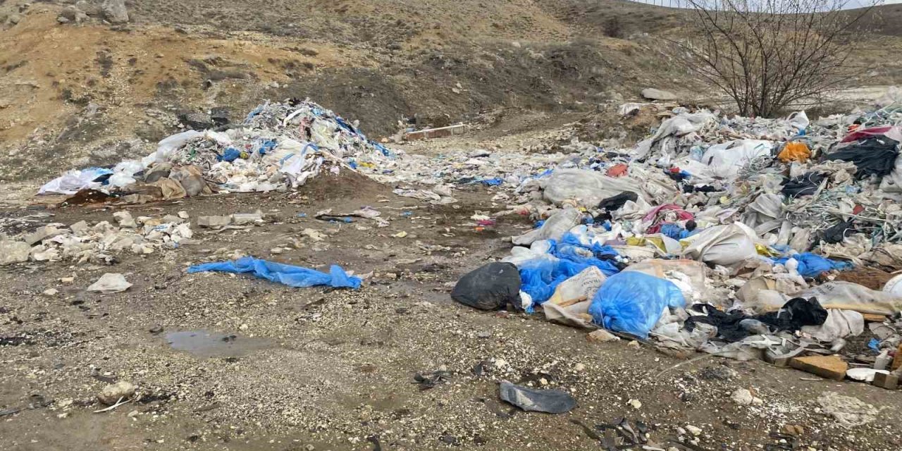 Duyarsız Vatandaşlar Boş Arazileri Çöplüğe Çevirdi