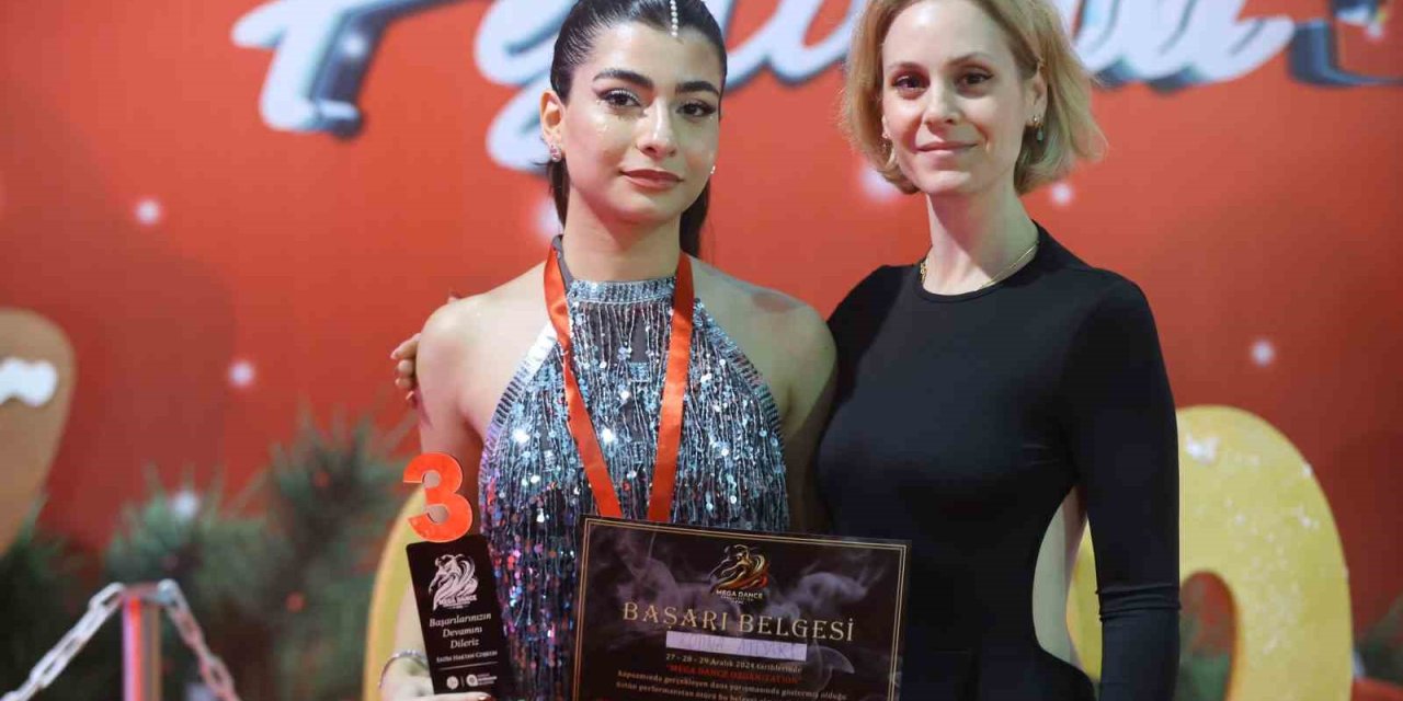 Antalya’da Yılbaşı Festivali Renkli Görüntülere Sahne Oldu