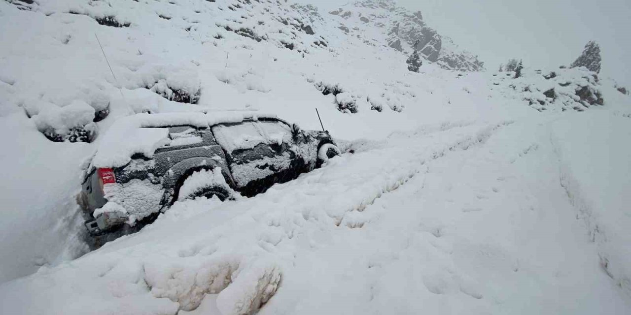 Karda Mahsur Kalan Araçlar Kurtarıldı