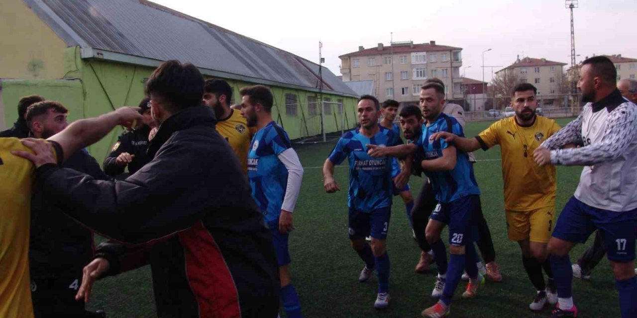 Olaylı Maçta 6 Gol Atıldı, 5 Kırmızı Kart Çıktı