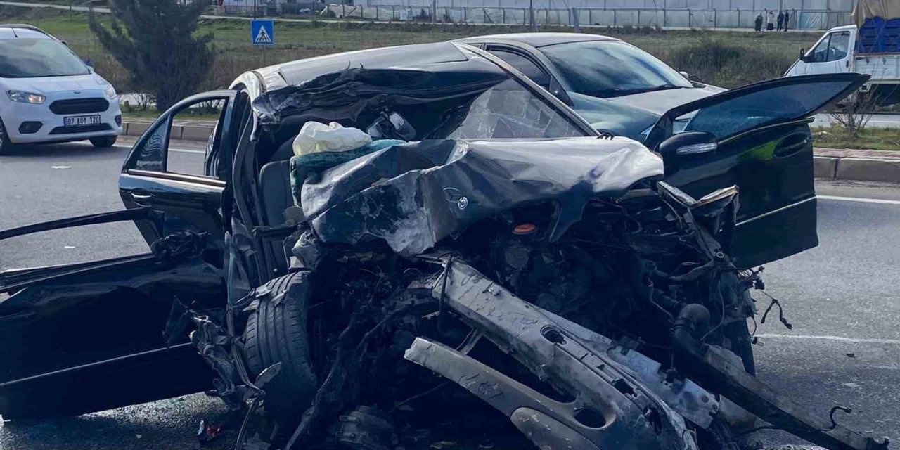 Tırla Çarpışan Otomobil Hurdaya Döndü: 3 Yaralı