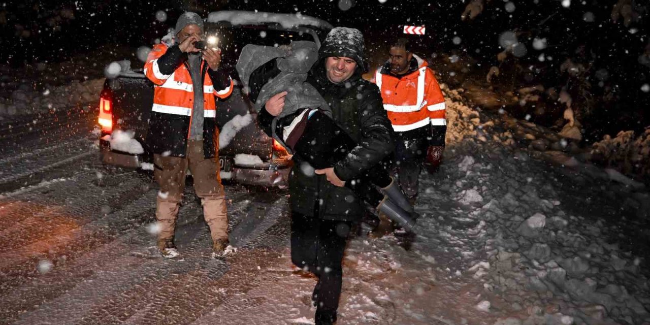 Mersin’de Mahsur Kalanların İmdadına Karla Mücadele Ekipleri Yetişti