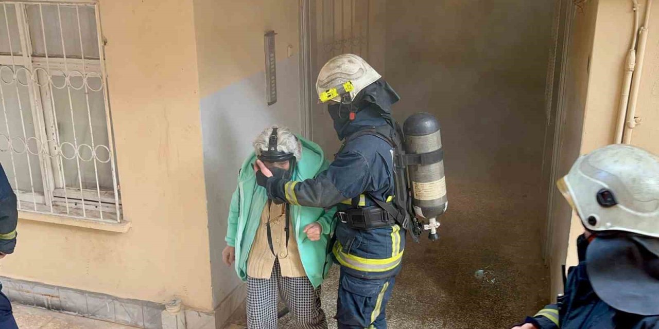 Dumanlar Arasında Kalan Yaşlı Kadına İtfaiye Nefes Oldu