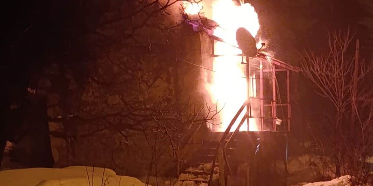 Mersin’de Ahşap Yayla Evi Alev Alev Yandı