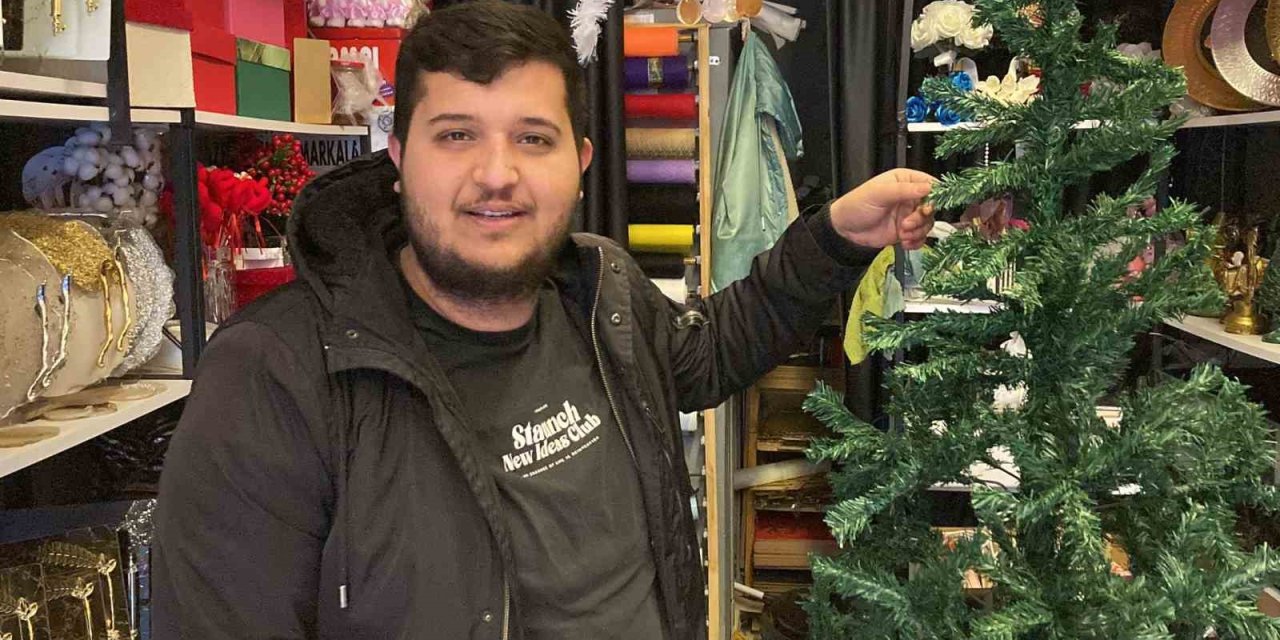 Bu Da Oldu: Dükkanın Önündeki Çam Ağacı Çalındı