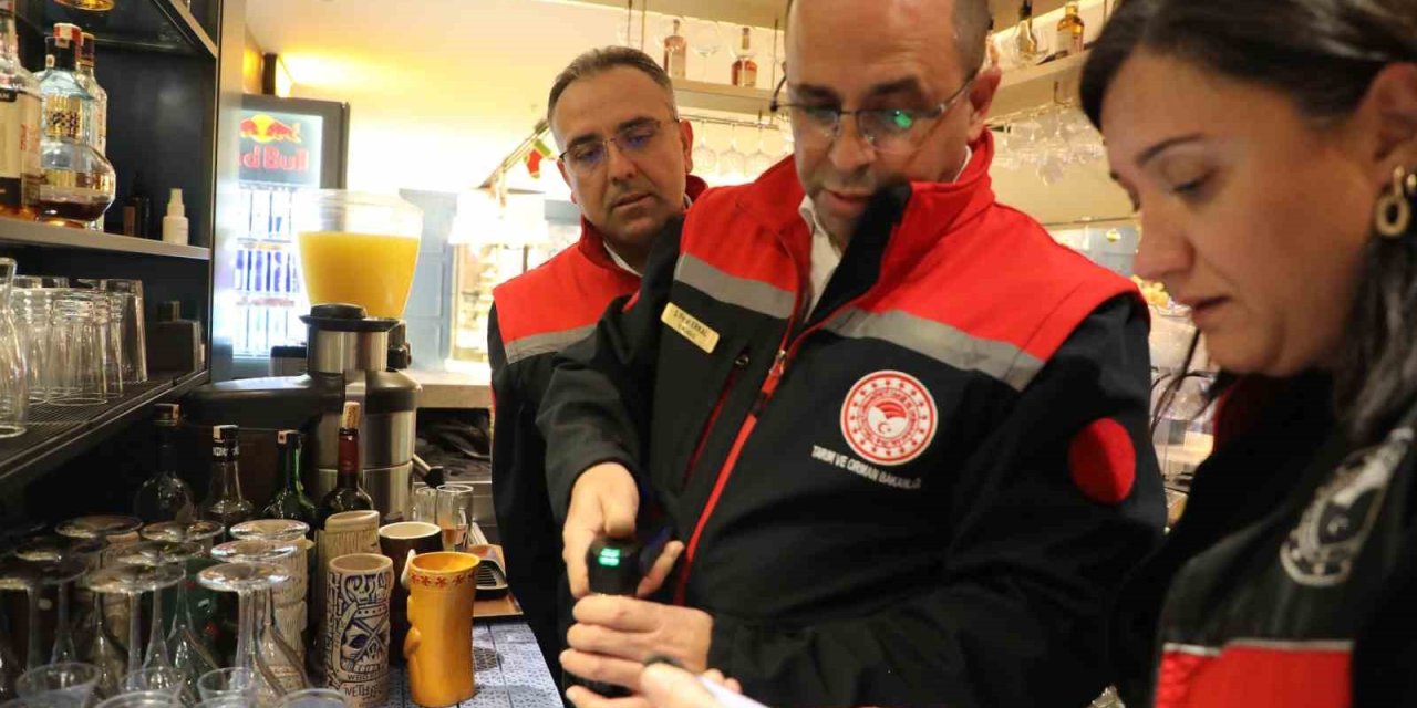 Antalya’da Yılbaşı Öncesi Alkollü İçki Sunumu Yapılan İşletmeler Denetlendi