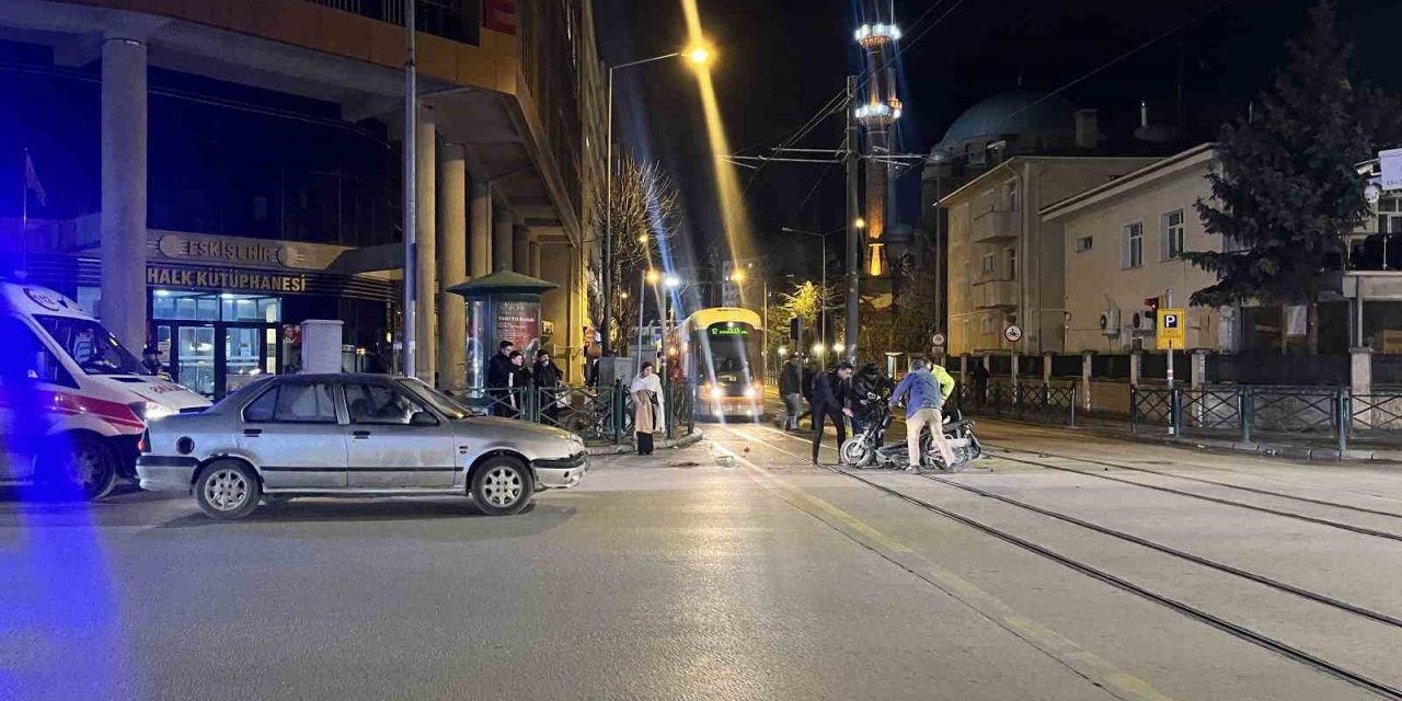Hatalı Dönüş Yapan Otomobille Elektrikli Bisiklet Çarpıştı