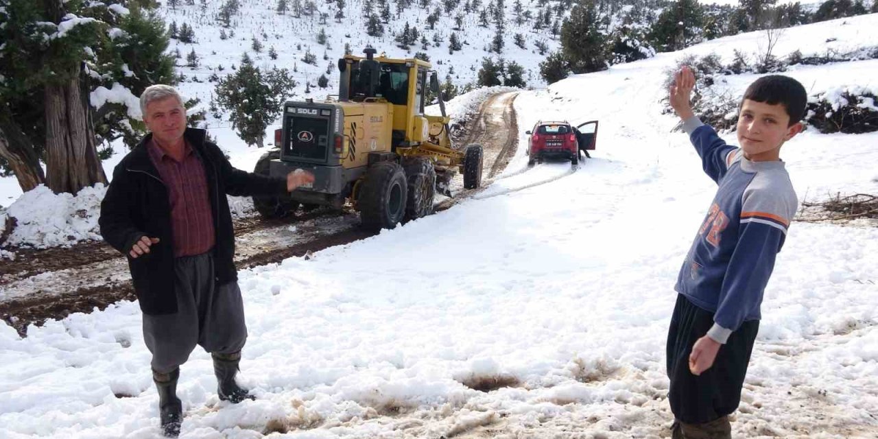Mersin’de Karla Mücadele, Yörüklerin Kapanan Yolları Açıldı
