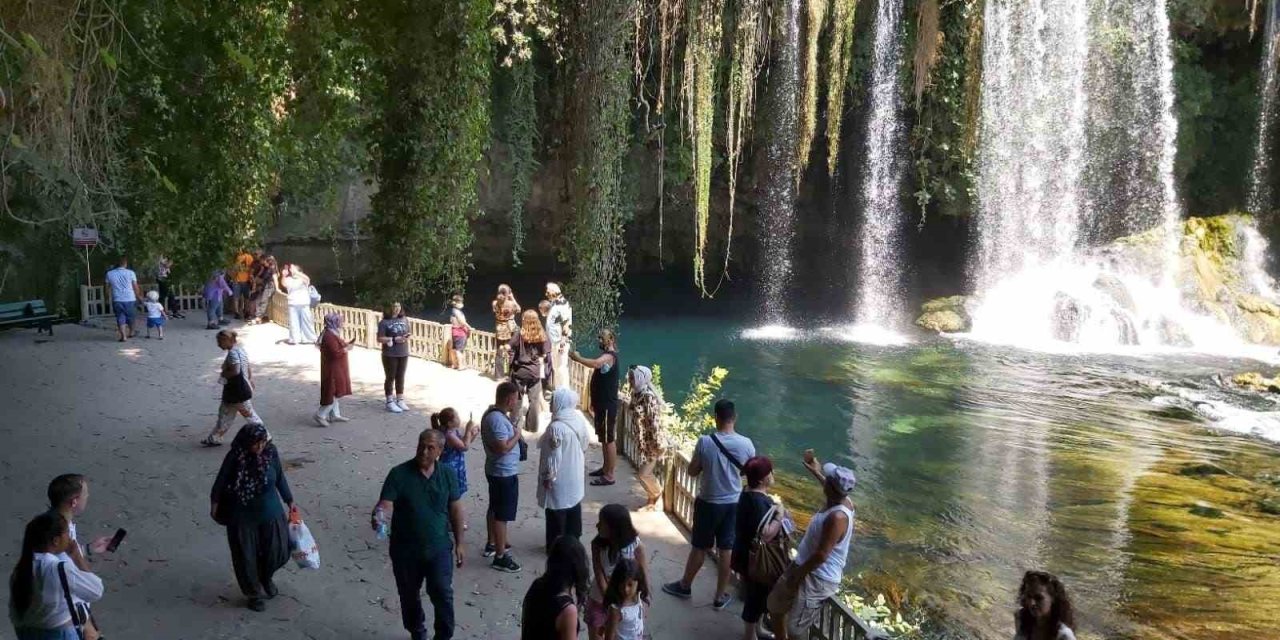 Düden Şelalesi 2024 Yılında 840 Bin Ziyaretçiyi Ağırladı