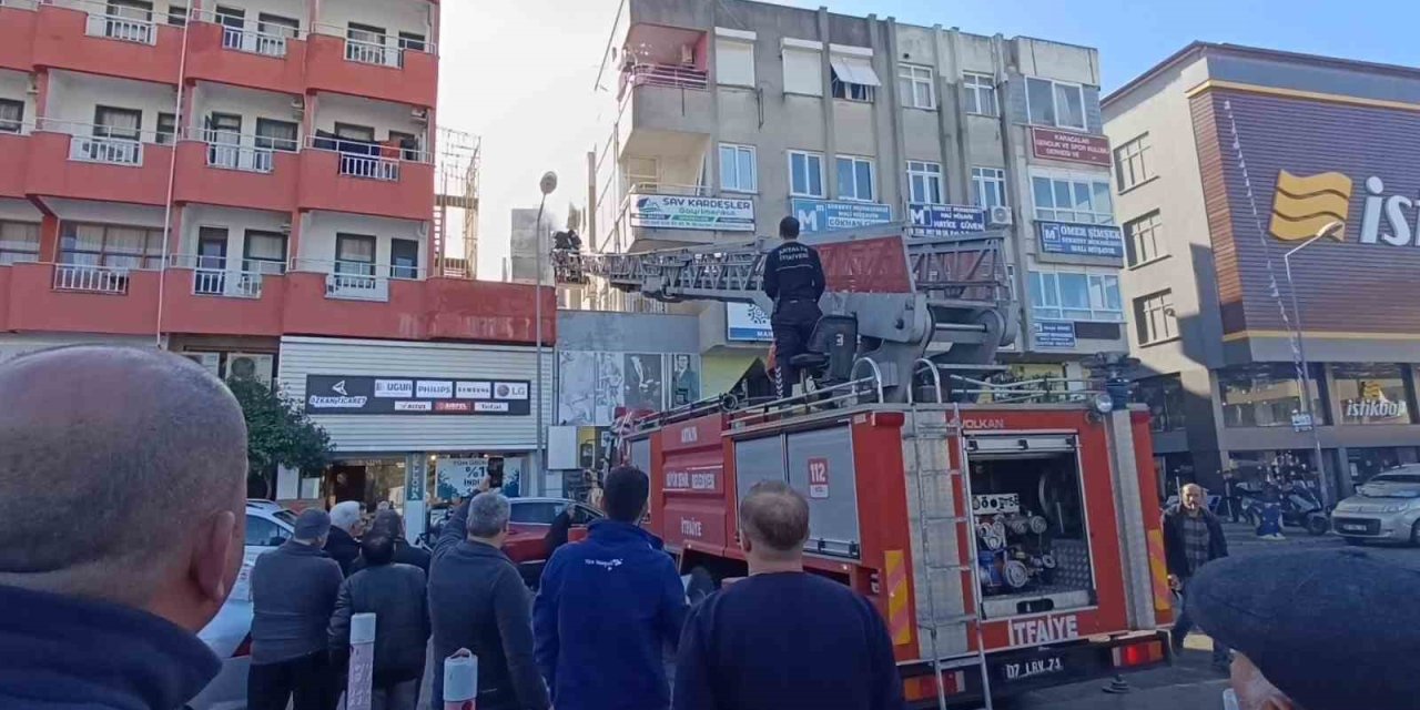 İtfaiye Ekipleri Ev Yangınına Balkondan Girerek Müdahale Etti